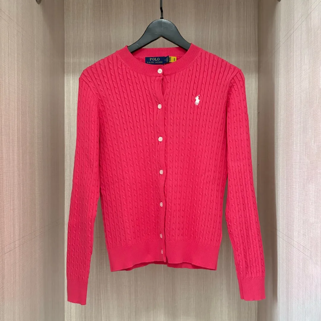P200 RALPH LAUREN Ten Colors Classic Small Label Embroidery Round Neck Long Sleeve Button Cardigan Knitted Sweater Top Ten Colors Colors: White Black Navy Blue Gray Pink Red Watermelon Red Blue Apricot Light Purple Size: S M L XL Material: Cotton Weight: 450g